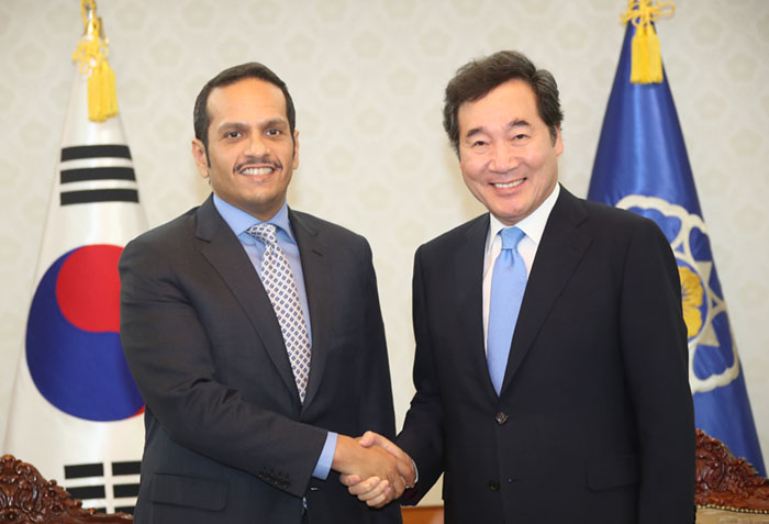 Qatari Deputy Prime Minister and Minister of Foreign Affairs Sheik Mohammed bin Abdulrahman Al Thani (left) and Prime Minister Lee Nak-yon shake hands before their meeting at the Government Complex Seoul on Aug. 16. (Prime Minister’s Office)